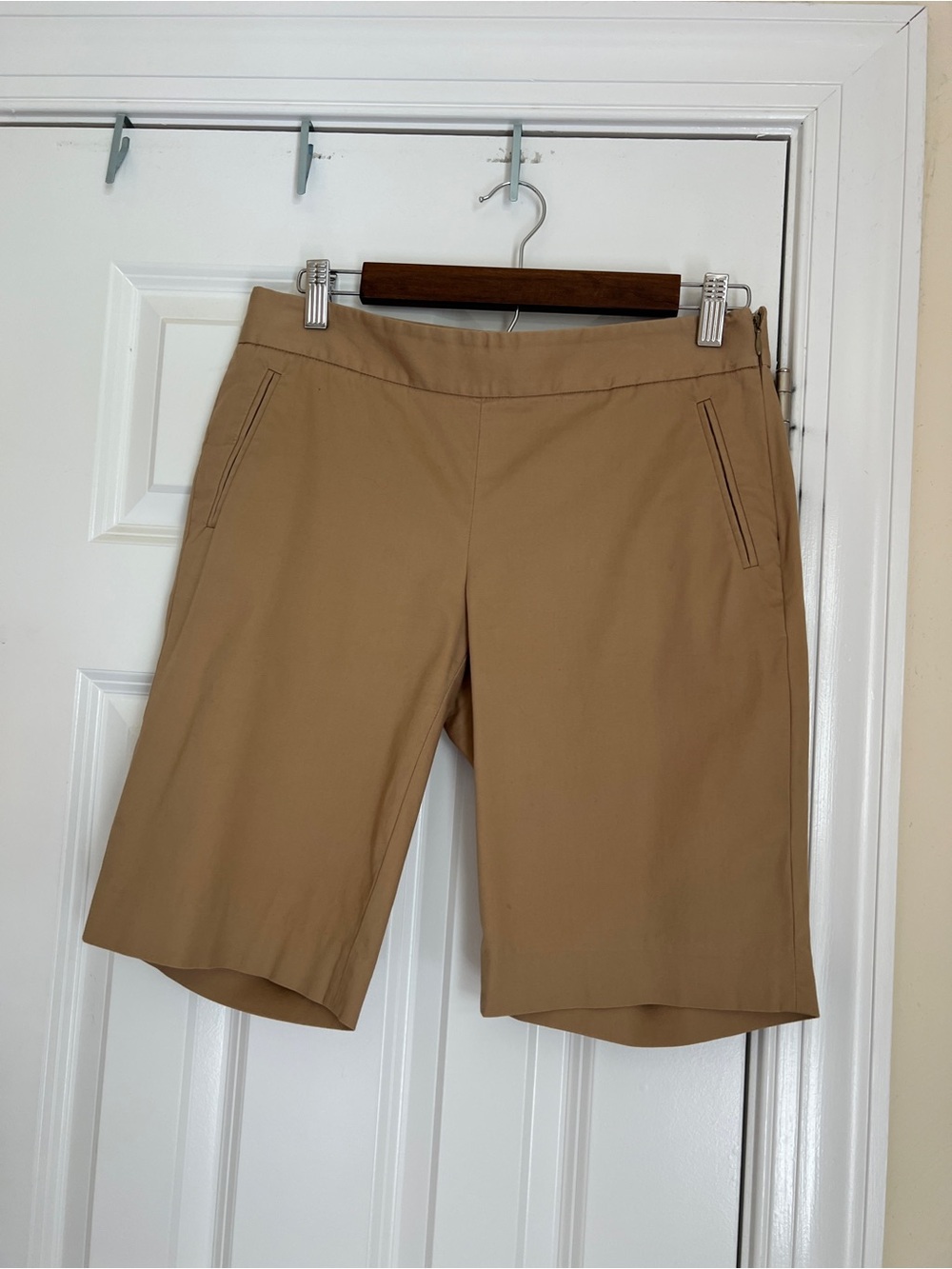 J. Crew Women's Pull on stretch Khaki Bermuda Shorts Size 4